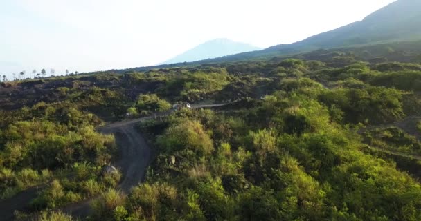 卡车通过山上的公路在沙地开采区运送沙地 空中无人驾驶飞机视图 Merapi火山 — 图库视频影像