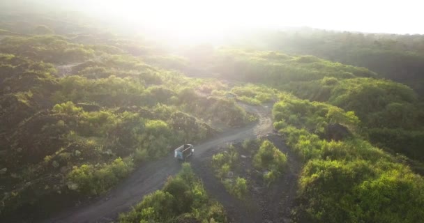 砂の採掘地域の道路をトラックで通って砂を輸送しています 4Kビデオ 空中ドローンビュー 空の陽射し — ストック動画