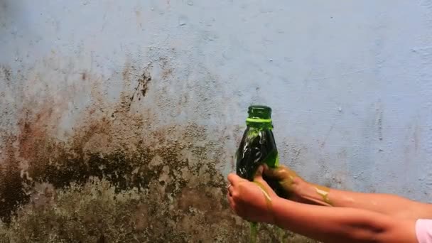 Yavaş Çekimde Fışkırana Kadar Yeşil Sıvıyla Dolu Şişeyi Elle Sık — Stok video
