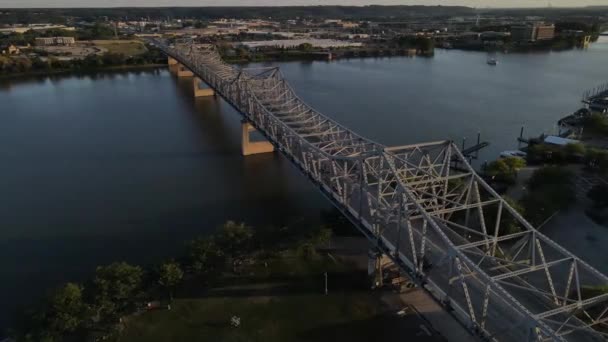 Illinois Folyó Hídjának Légi Felvételei Világítottak Esti Napsütésben Gyönyörű Pályás — Stock videók