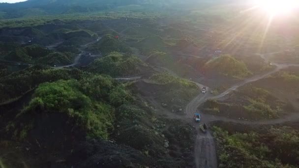 メラピ火山の斜面にある大きな砂の鉱山 砂は火山噴火によるものです 丘の上の不規則な道路は山の砂運搬トラックによって渡されます — ストック動画