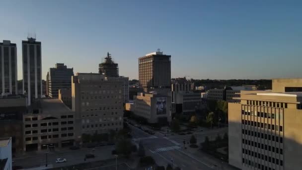 Stijgende Luchtbeelden Van Hoge Stijgingen Van Peoria Illinois Tijdens Zonsondergang — Stockvideo