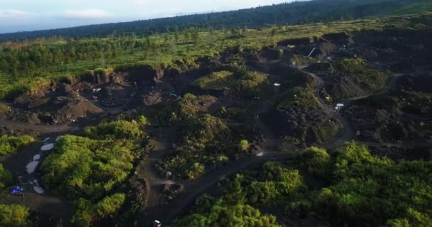 用卡车装载沙子和挖掘机挖掘土地 对非法采砂活动进行鸟瞰拍摄 山坡上的环境破坏 — 图库视频影像