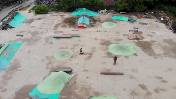 Drone Vídeo Patinadores Skatepark Livre River Arts District Asheville — Vídeo de Stock