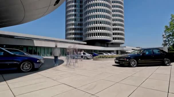 游客和昂贵的汽车停泊在德国慕尼黑宝马博物馆 宝马企业大厦背景 时间流逝 — 图库视频影像
