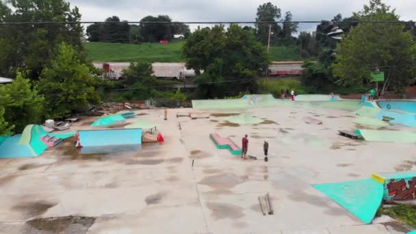 Drone Video Shoes Wiszące Liniach Energetycznych Pobliżu Outdoor Skatepark River — Wideo stockowe