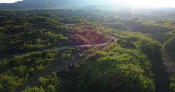 インドネシア中部ジャワ州メラピ火山の斜面にある砂鉱山でのトラック活動 4Kビデオ 空中射撃 — ストック動画