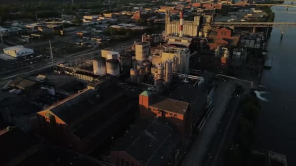 Aerial Drone Shot Orbitando Indústria Pesada Peoria Illinois Destilaria Grãos — Vídeo de Stock