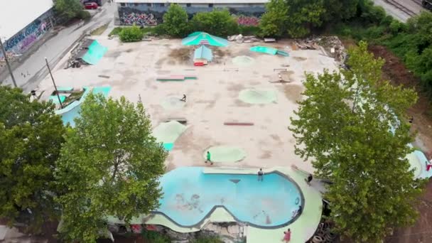 Drone Video Korcsolyázókról Szabadban Skatepark River Arts District Asheville Ben — Stock videók