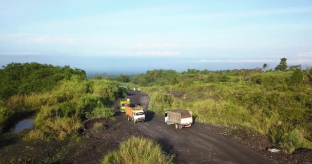 2022年9月4日 印度尼西亚中爪哇马格朗Merapi火山斜坡上的沙矿卡车活动 — 图库视频影像