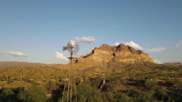 Stále Shot Rustic Metal Windmill Ranch Arizona Desert Mountain Background — Stock video