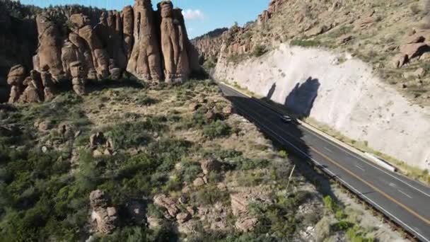 Dev Kayalarla Çevrili Otobanın Havadan Yükselen Görüntüsü — Stok video
