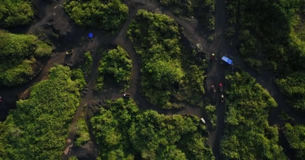 Drohnenaufnahmen Von Aktivitäten Auf Dem Minengelände Lkw Beladen Sand Und — Stockvideo