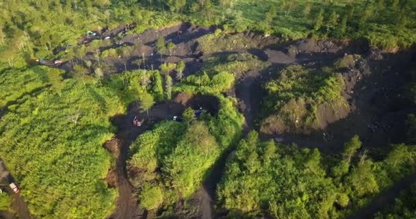 无人机鸟瞰了亚洲破坏自然和荒野的工人 沙矿活动 砍伐森林中的树木 — 图库视频影像