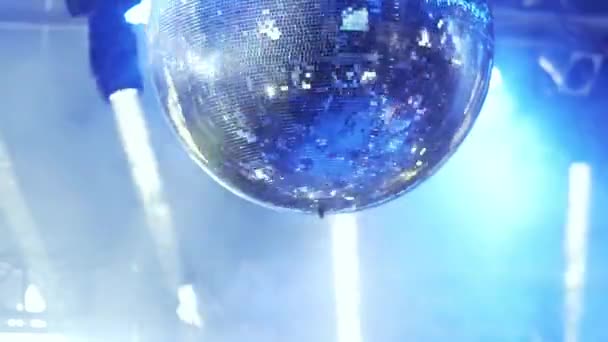 Grande Bola Discoteca Girando Uma Festa Clube Com Holofotes Fundo — Vídeo de Stock