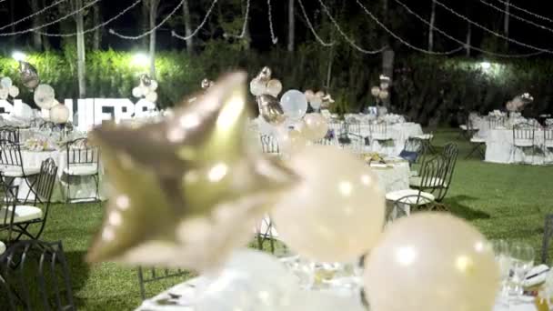 Вітер Рухає Декоративні Кульки Прив Язані Столів Весільної Ночі Прибуття — стокове відео