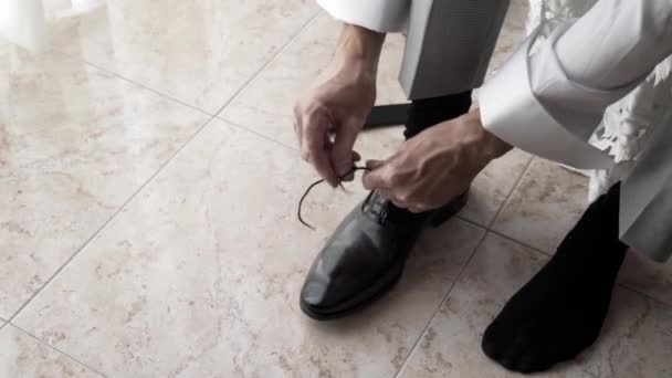 Elegante Hombre Ata Los Cordones Los Zapatos Lujo Negro Brillante — Vídeos de Stock