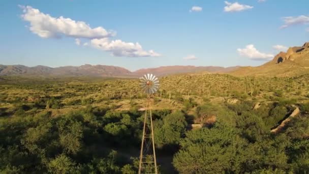 Flygfoto Panorering Runt Rustik Väderkvarn Öknen Vid Golden Hour Picketpost — Stockvideo