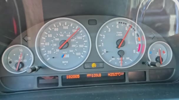 Bmw X5車のダッシュボードの閉鎖 燃料とオイルレベル 速度計 タコメーター — ストック動画
