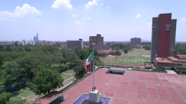 Orbitális Felvételek Balról Jobbra Mexikói Zászló Körül Egy Szeles Napon — Stock videók