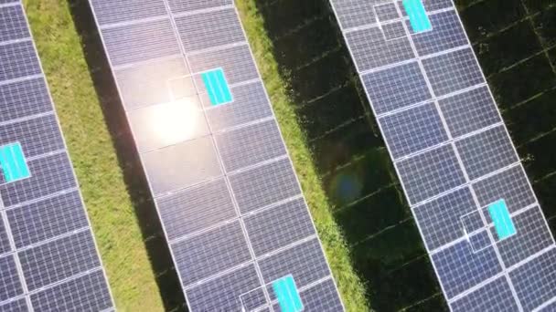 Baterai Panel Surya Mengisi Penyimpanan Energi Hijau Bersih Atasan Udara — Stok Video