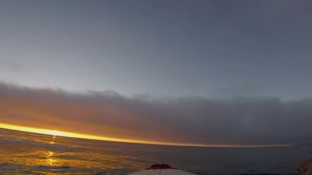 Surfer Pokazuje Niesamowity Zachód Słońca Zawodowcem Świetna Sesja Złotą Godziną — Wideo stockowe