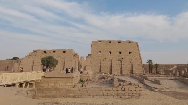 View Entrance Ancient Egyptian Karnak Temple Remains Ruins Ancient Walls — Vídeo de stock