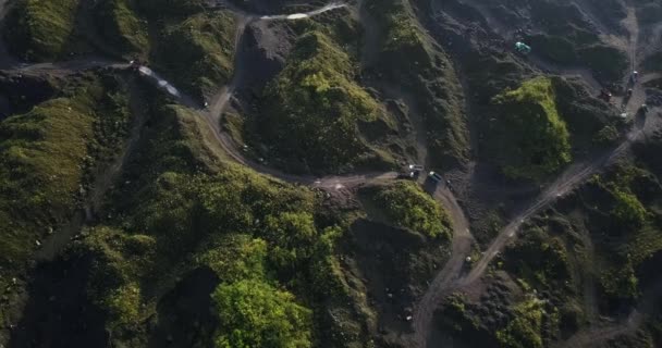 Tiro Drones Actividad Sitio Mina Camiones Que Cargan Arena Conducen — Vídeos de Stock