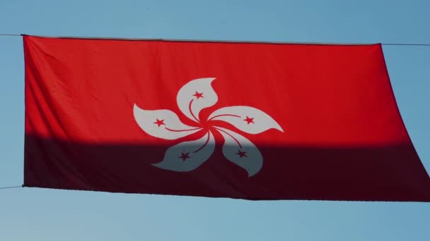 香港特別行政区 Hksar の旗は その半分を覆う影として香港に表示されます — ストック動画