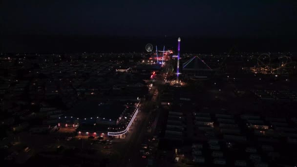Imágenes Aéreas Nocturnas Típico Parque Atracciones Junto Mar Fantasy Island — Vídeos de Stock