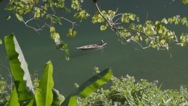Bateau Bois Flottant Sur Rivière Serene Dawki Dans Les Collines — Video