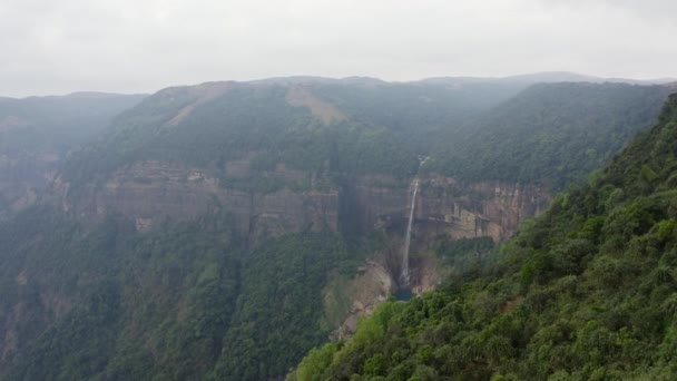 在印度切拉普吉附近的Meghalaya 著名的Nohkalikai瀑布被空中透露 无人机射中 — 图库视频影像
