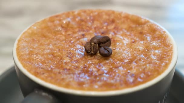 Una Taza Café Brulee Con Una Capa Quebradiza Caramelo Granos — Vídeo de stock