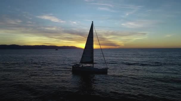 Luftaufnahme Eines Segelbootes Auf Dem Pazifik Sonnenuntergang Mexiko Orbit Drohnenschuss — Stockvideo