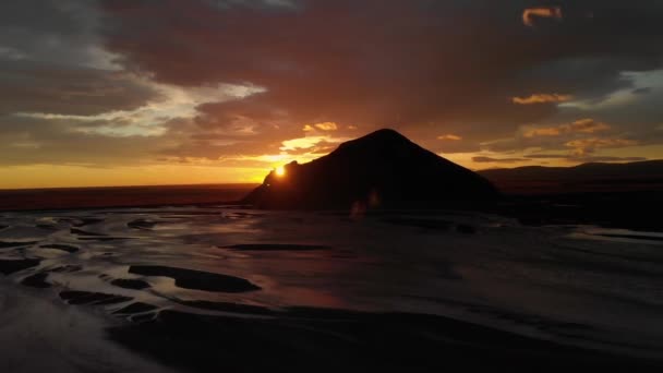 美しい色の雲と空を明らかにする山と川の上に日没後に撮影されたアイスランドのドローンパンを残しました — ストック動画
