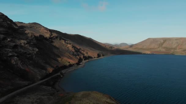 アイスランドの湖のドローン映像青い空で夏の動きの速い雲の影 — ストック動画
