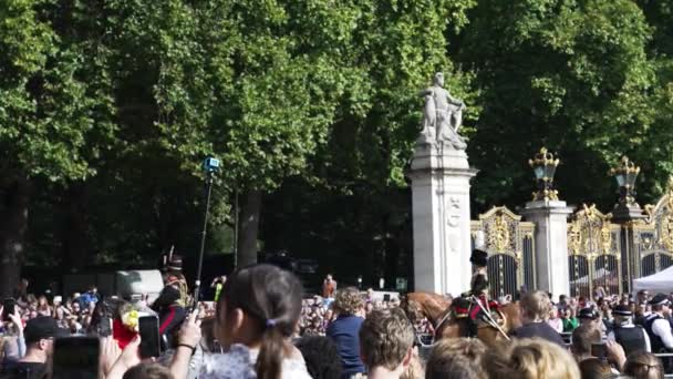 Household Cavalry Mounted Regiment Riding Crowds Buckingham Palace Death Queen — Stock video