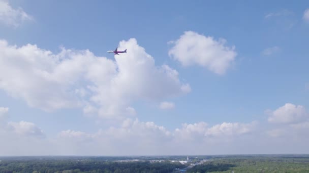 Vliegtuig Lucht Passeert Boven Een Snelweg Groot Gebouw Nederland — Stockvideo