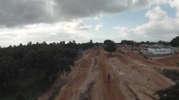 Aerial Shot Motocross Rider Coming Turn Hitting Jump Setbal Portugal — Vídeo de stock