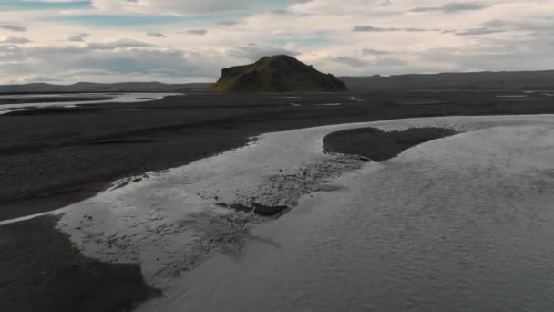 Dron Iceland Przelatujący Nad Rzeką Kierunku Góry Zachodzie Słońca — Wideo stockowe