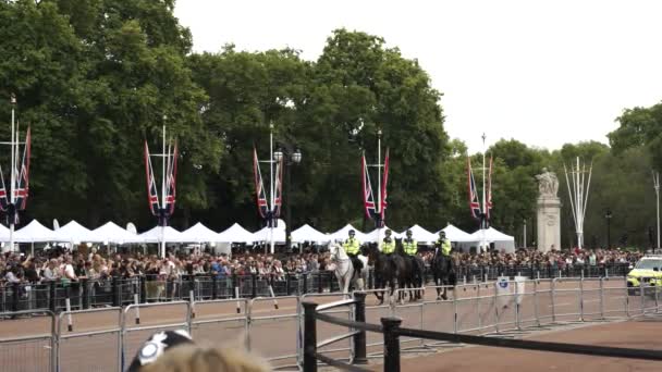 エリザベス2世の死後 バッキンガム宮殿の外で群衆と放送テントに乗って乗馬中の警察に会った スローモーション — ストック動画