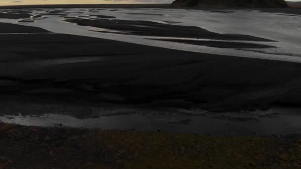 曇り空の日に川と山の向こうの地平線を明らかにする気分の良いアイスランドの無人機 — ストック動画