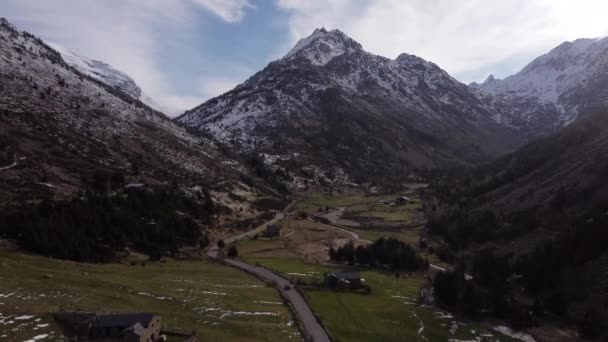 Schneeschmelze Bergigem Gelände Grünem Tal Und Einspuriger Straße — Stockvideo