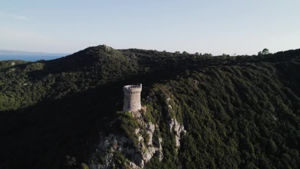 Antenne Dreht Sich Genuesischen Turm Auf Korsika — Stockvideo