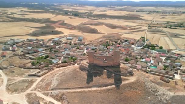 スペイン ソリアのMontuengaの廃墟中世の城の空中画像乾燥したヨーロッパ人のいない空の環境の周りの飛行 — ストック動画