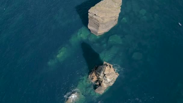 Robuuste Kustlijn Van Portugese Azoren Atlantische Oceaan Stapels Rotsachtige Rotsen — Stockvideo