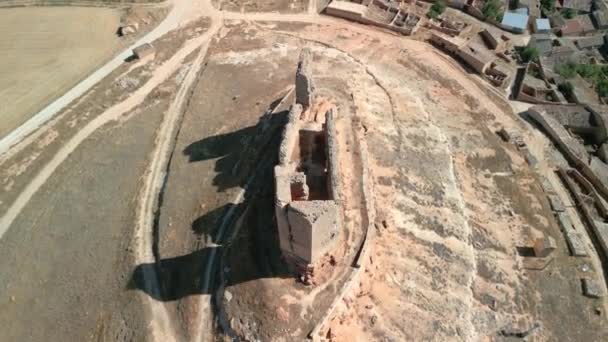 空の環境の周りに空の環境の周りにソリア飛行でMontuengaの廃墟中世の城の空中画像の中心乾燥したヨーロッパ — ストック動画