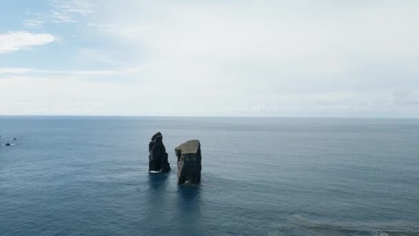 Costa Acidentada Das Ilhas Portuguesas Dos Açores Oceano Atlântico Pilhas — Vídeo de Stock