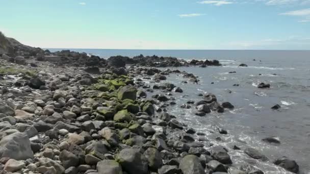 大西洋のポルトガル領アゾレス諸島の険しい海岸線の見事なドローン映像 — ストック動画