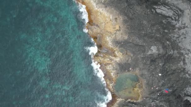 关于大西洋葡萄牙亚速尔群岛崎岖海岸线的无人驾驶飞机镜头令人难以忍受 — 图库视频影像